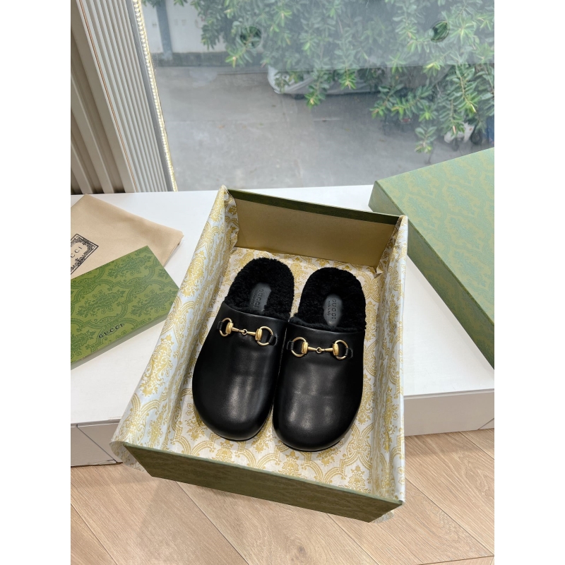 G*u*i slippers